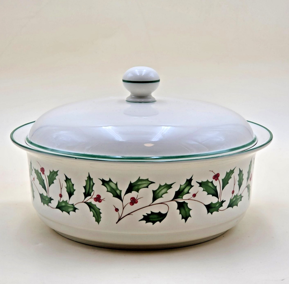 Lenox Holiday Bakeware 2.5 Qt Covered Casserole Dish Holly Berry Microwave Safe